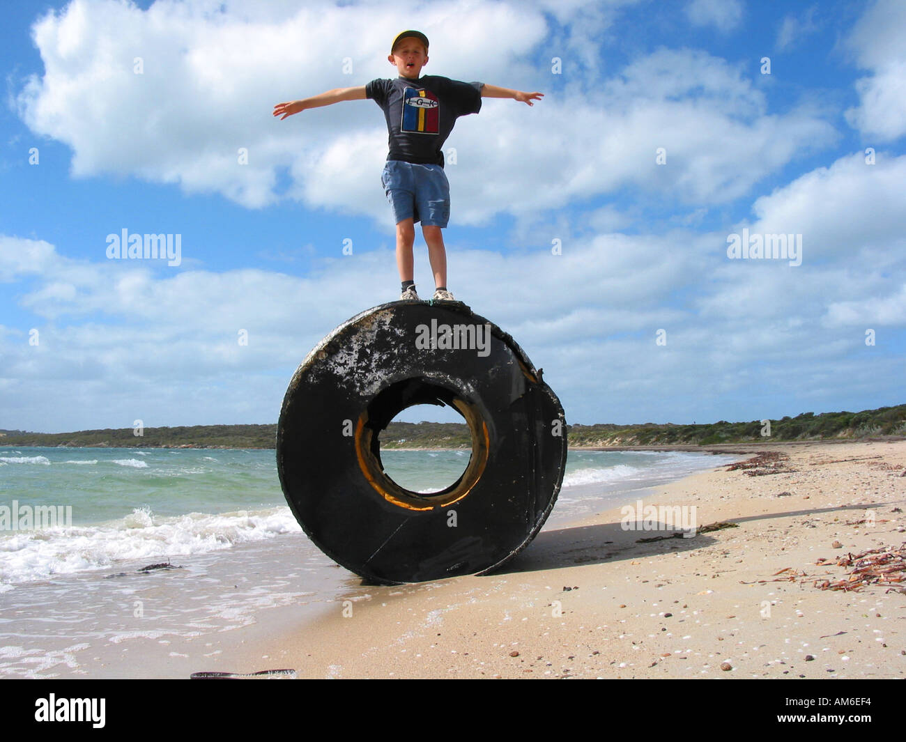 Junge spielt auf einem großen Schwimmer auf die Strand-Abfälle aus Aquakultur Website hochauflösende Digitalkamera Foto Stockfoto