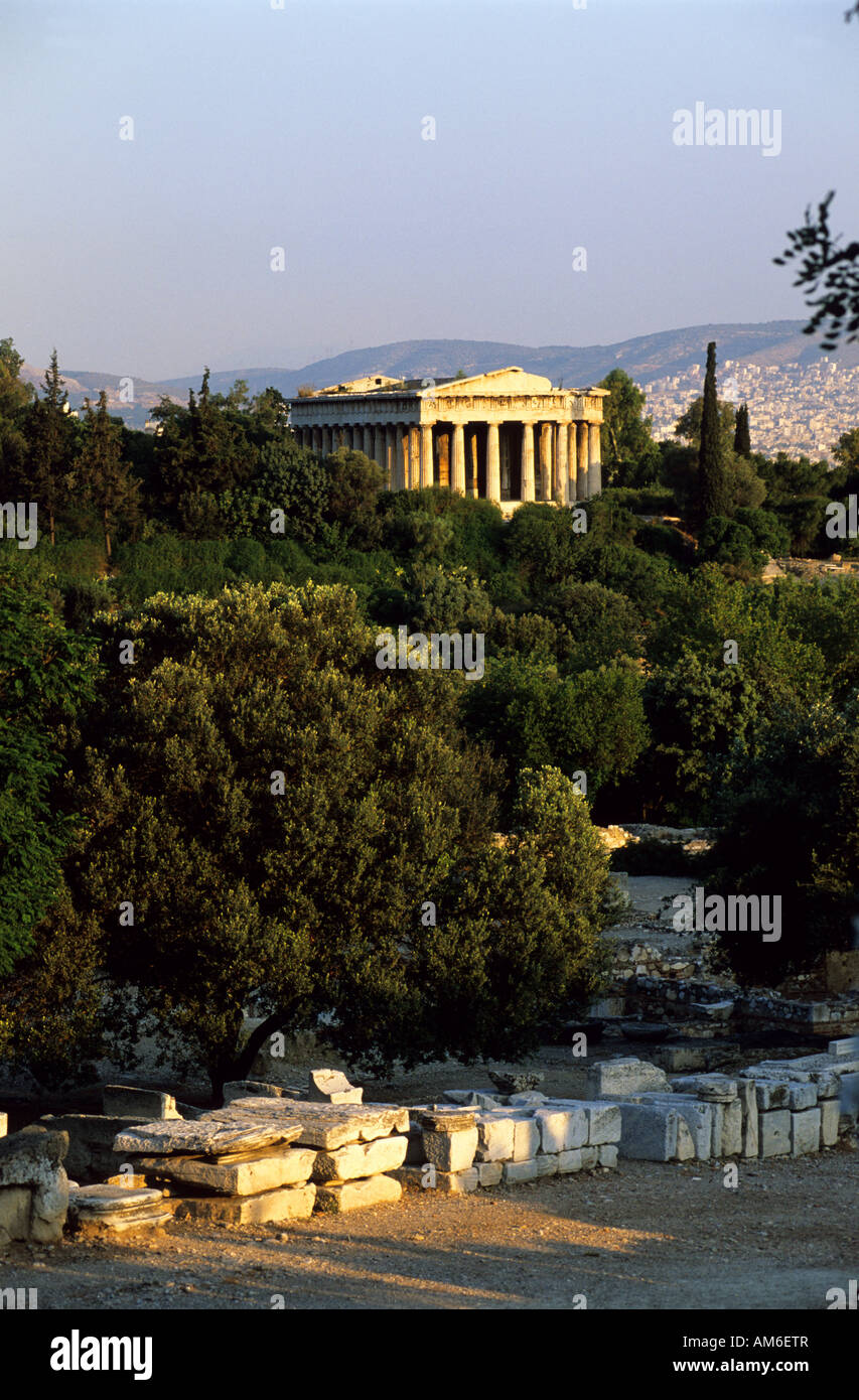 Griechenland, Athen, die Theseion (5. Jahrhundert v. Chr. dorische Tempel) und der Agora im Vordergrund Stockfoto