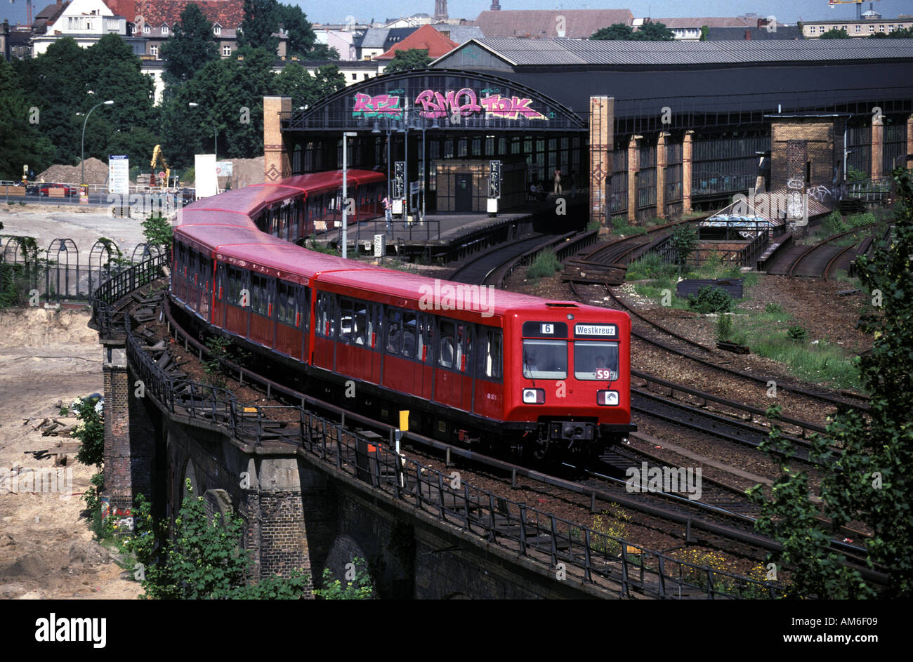 Deutschland Berlin die S-Bahn ist ein wesentlicher Bestandteil der Stadt s umfangreiche öffentliche Verkehrsnetz Stockfoto