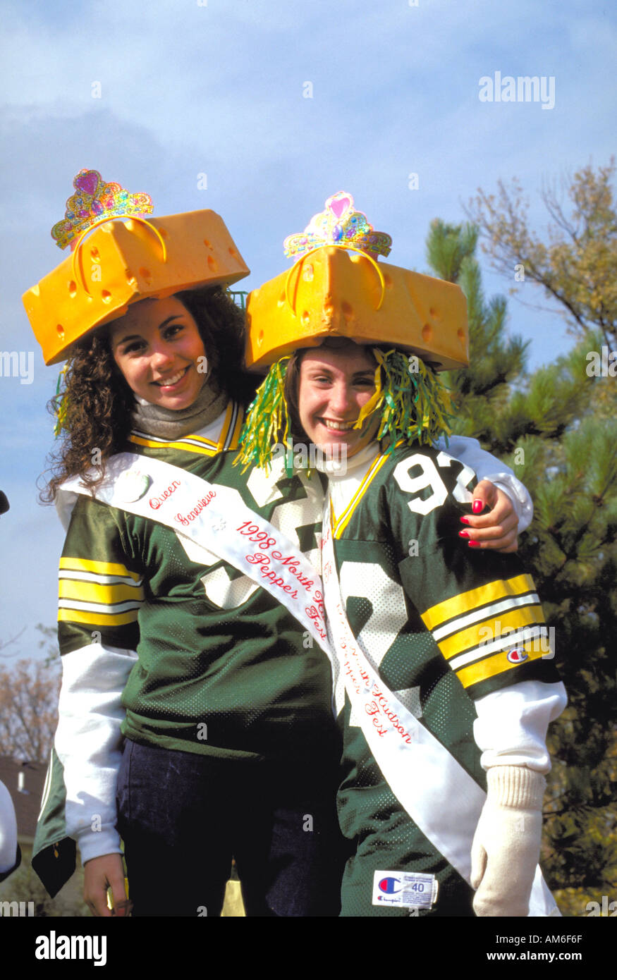 Wisconsin Green Bay Packer Teen Cheeseheads 15 Jahre Im Anoka Halloween Festival Parade Anoka Minnesota Usa Stockfotografie Alamy