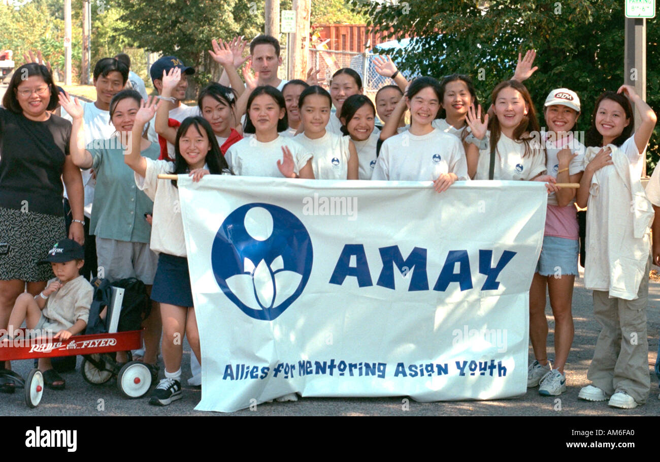 16 Jugendliche mit AMAY mentoring Organisation Banner an Asian American Festival. St Paul Minnesota USA Stockfoto