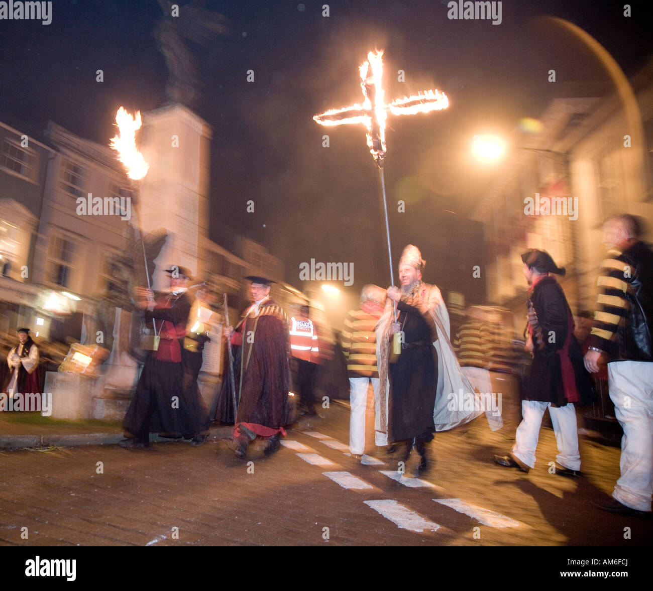 Brennende überquert Fackeln und Prozession bei Lewes Fire Festival Sussex UK Europe Stockfoto