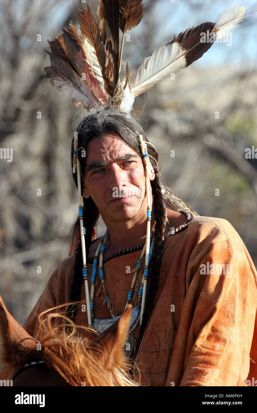 Ein Native American Indian Mann Standortwahl ohne Sattel auf einem Pferd reiten die Prärie von South Dakota Stockfoto