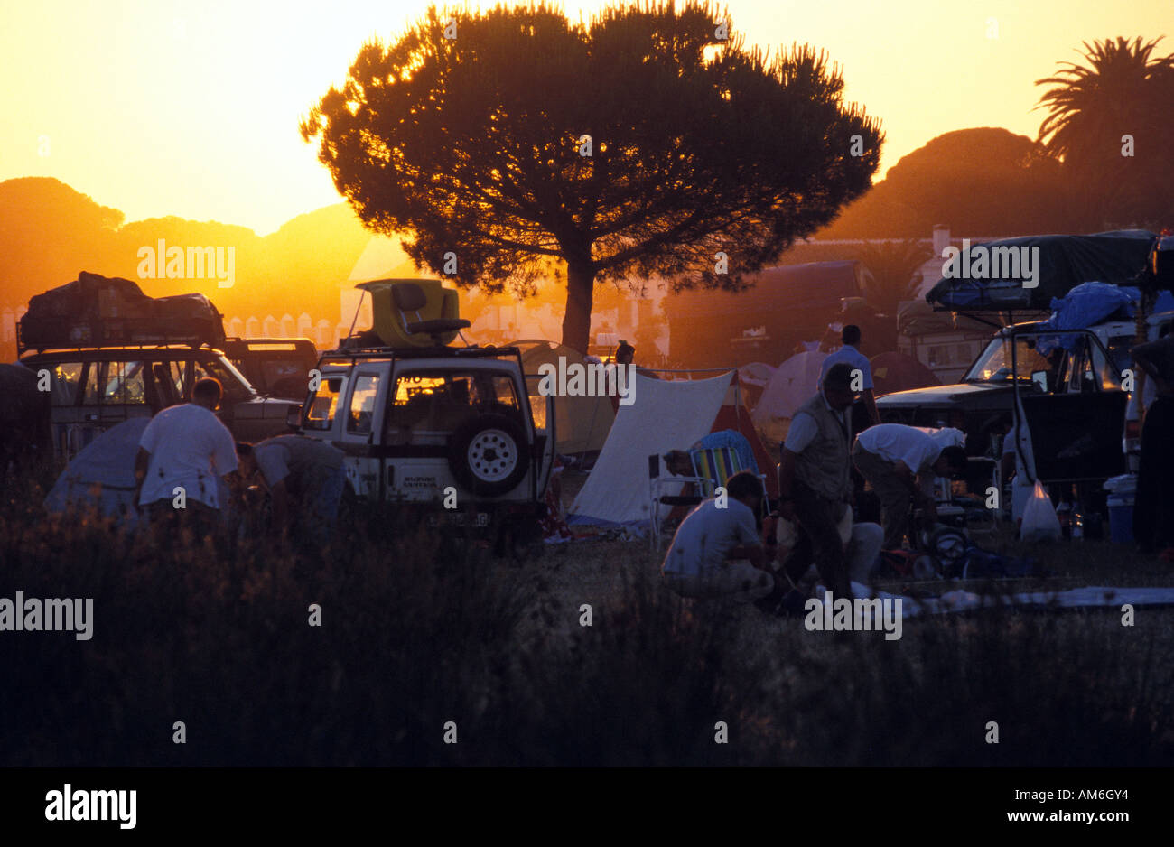 Die Wallfahrt nach El Rocio, führt durch den Nationalpark Coto Donana nieder am Ende des Tages Stockfoto