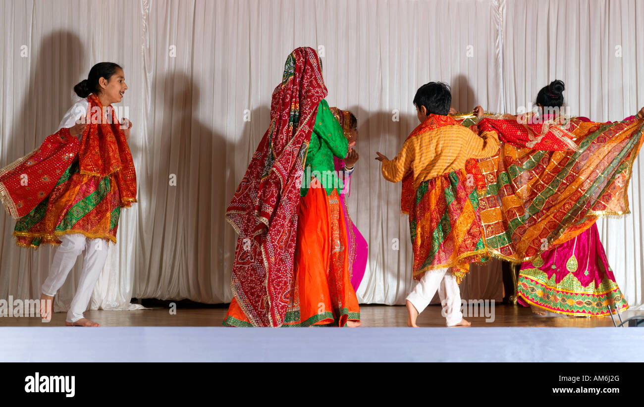 Diwali Performance Kinder tanzen auf der Bühne Wandsworth Town Hall London Stockfoto