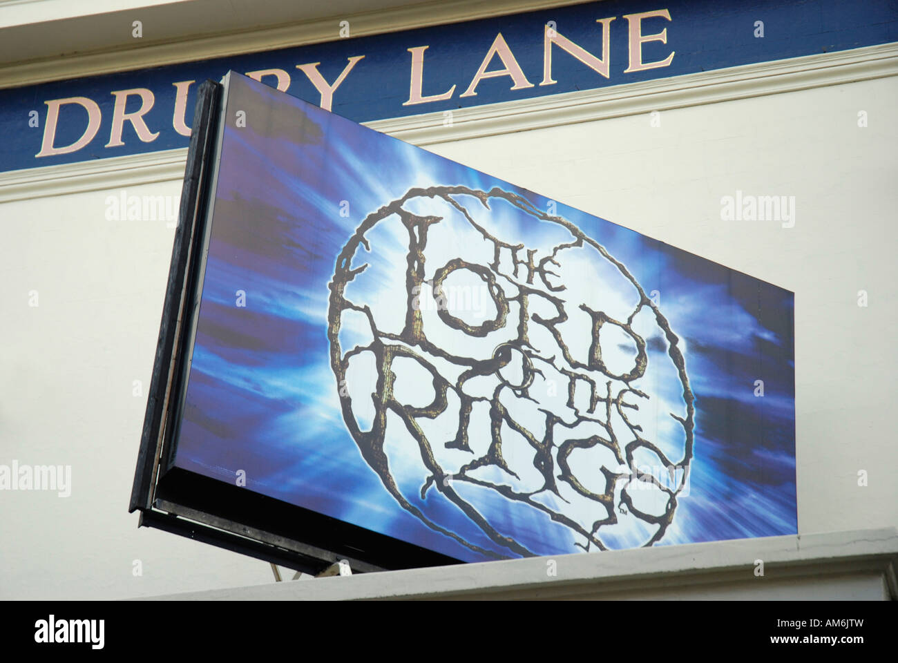 Plakatwerbung der Herr der Ringe-Theaterproduktion mit Drury Lane Schild im Hintergrund, London, England, 2007 Stockfoto