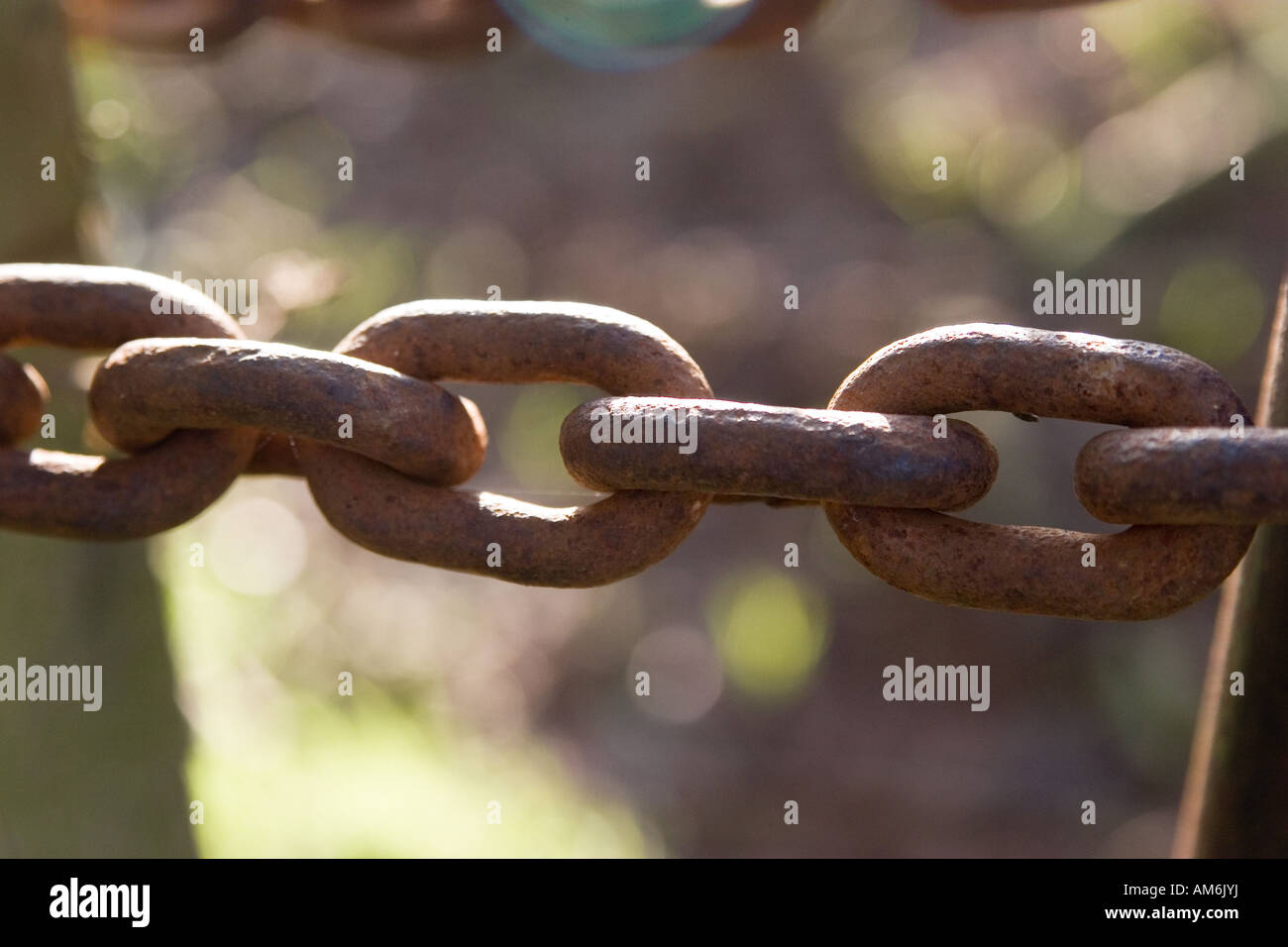 Alten geschmiedete Eisenkette gestreckt zwischen Tor und Pfosten Stockfoto