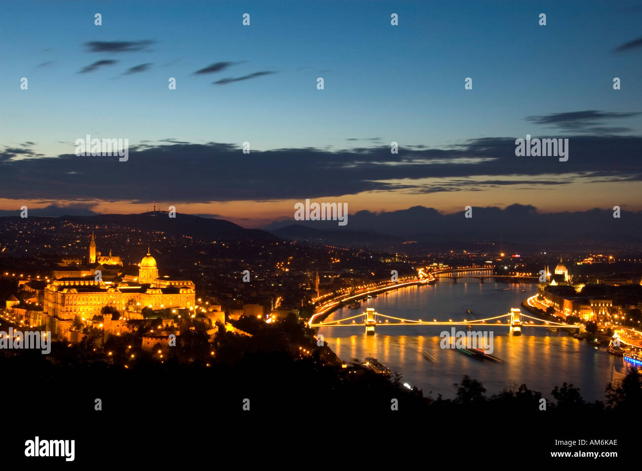 Blick auf den Königspalast auf Várhegy oder Burgberg und Lánchíd Kette Brücke über den Fluss Danube Budapest Ungarn Stockfoto