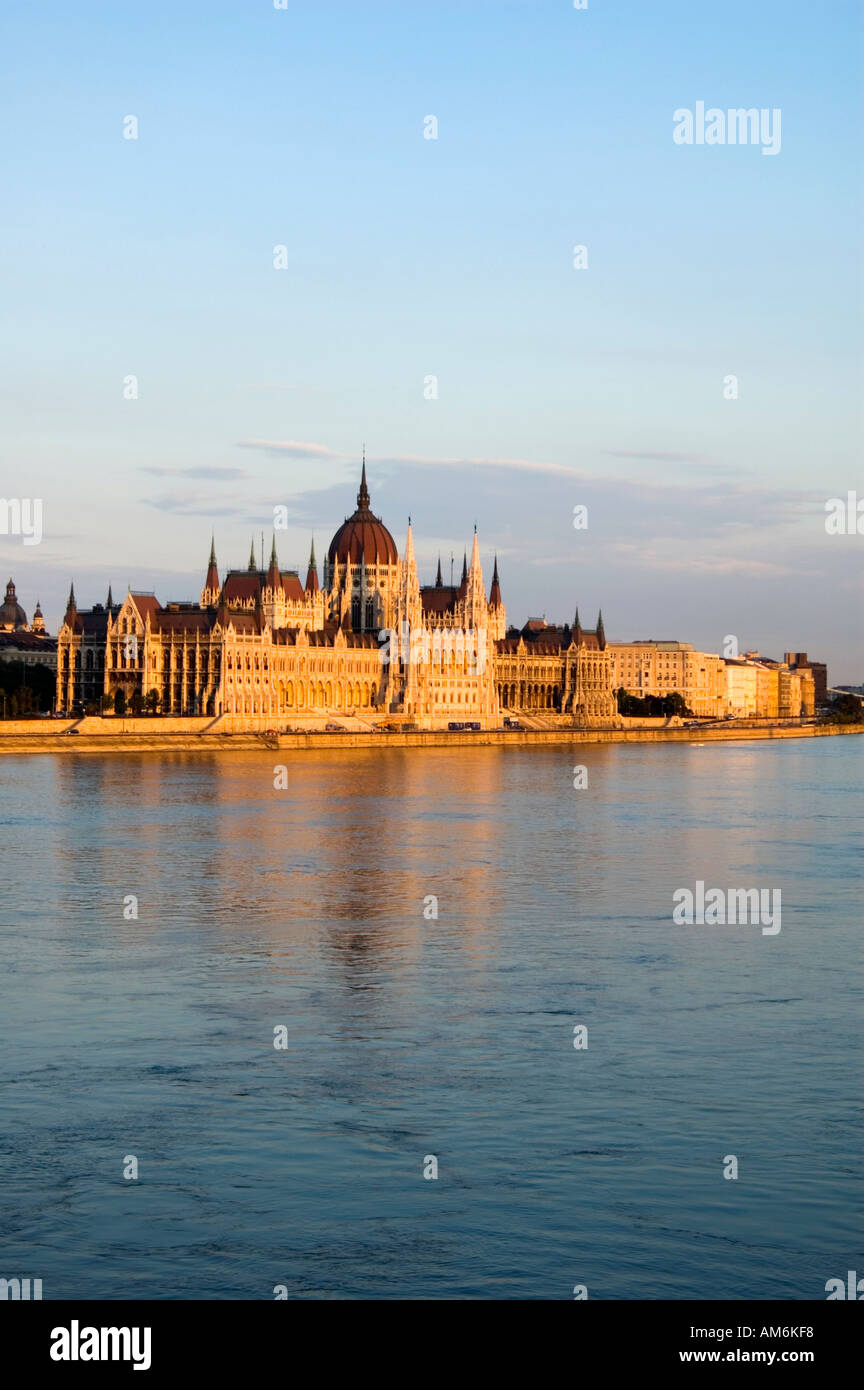 Parlamentsgebäude an der Donau bei Sonnenuntergang Budapest Ungarn Stockfoto