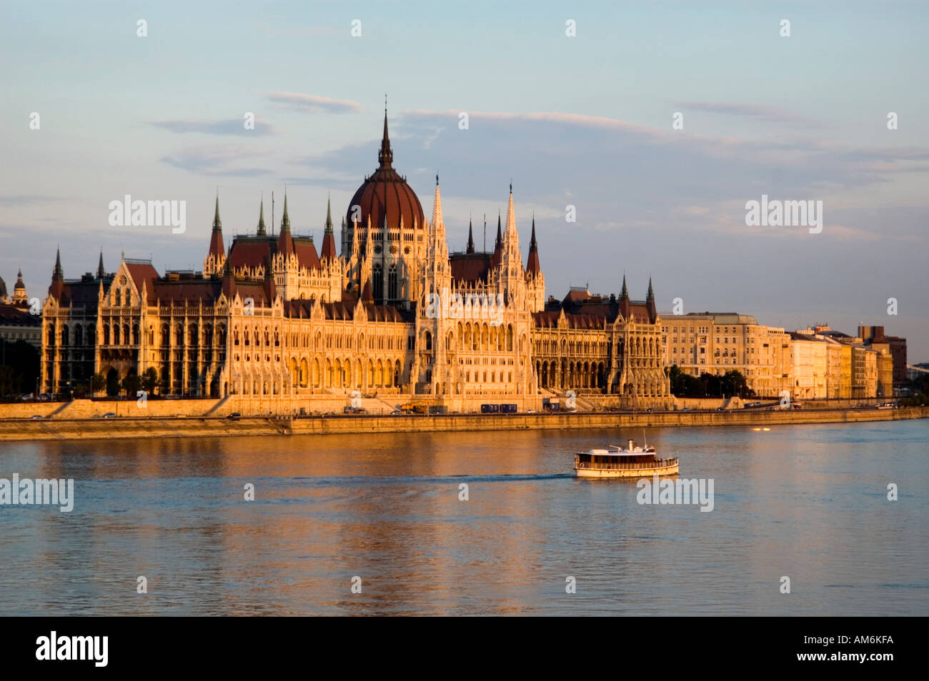 Parlamentsgebäude an der Donau bei Sonnenuntergang Budapest Ungarn Stockfoto