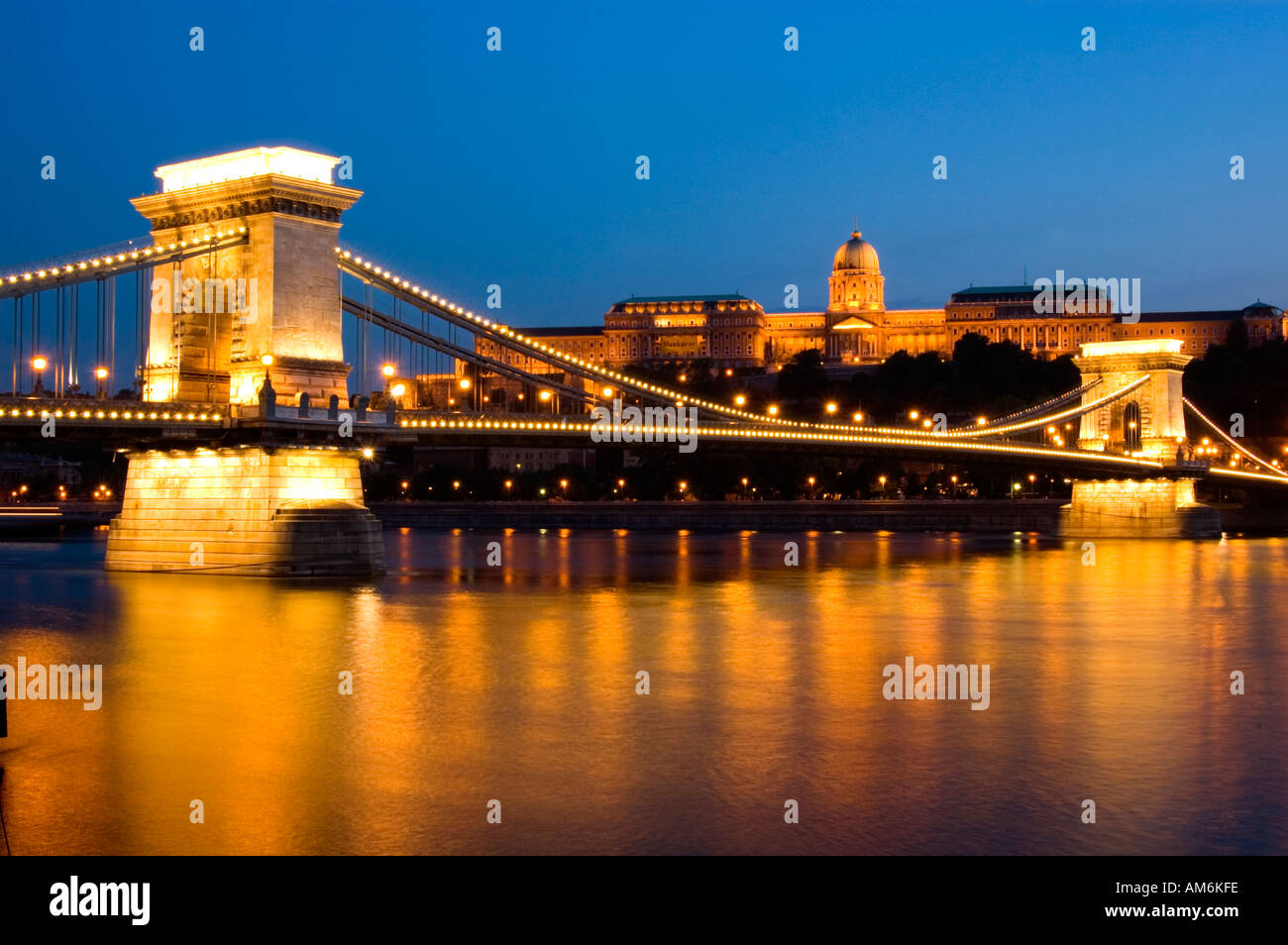 Kettenbrücke mit Blick auf den Königspalast auf Várhegy oder Castle Hill Budapest Ungarn Stockfoto