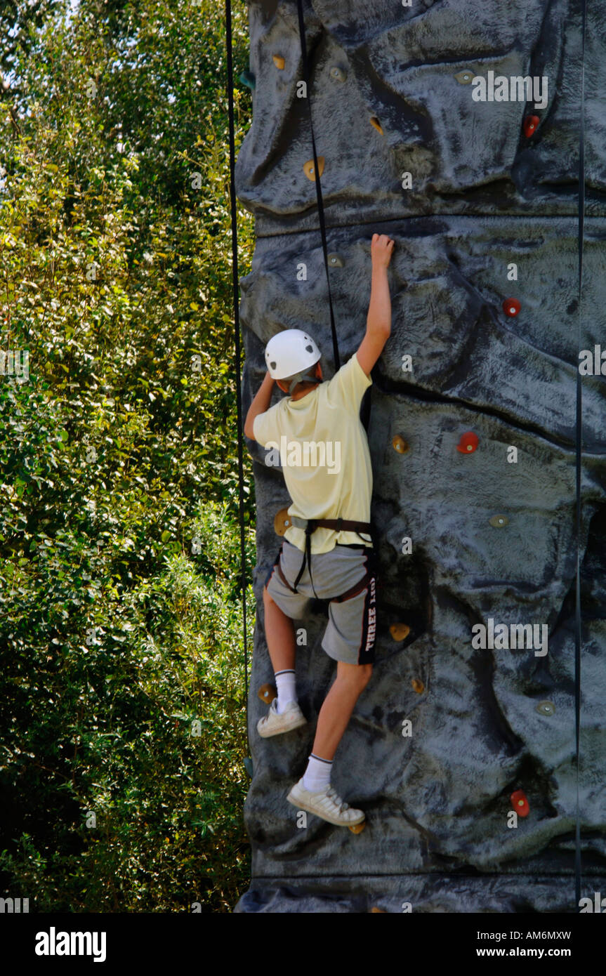 Ein Junge, eine künstliche Felswand erklimmen. Stockfoto