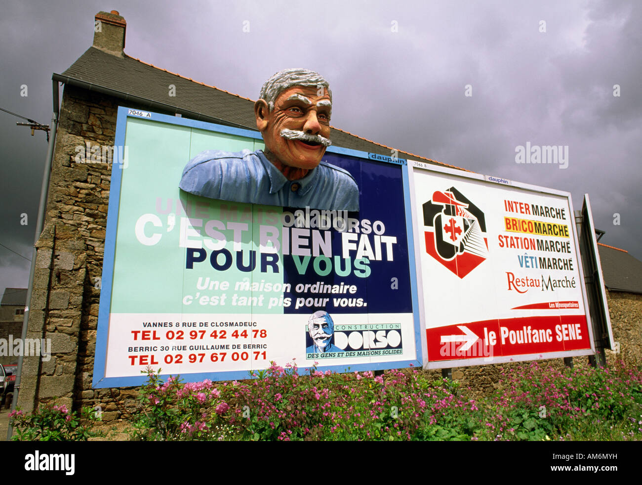 Werbung Plakatwand Vannes Frankreich Stockfoto