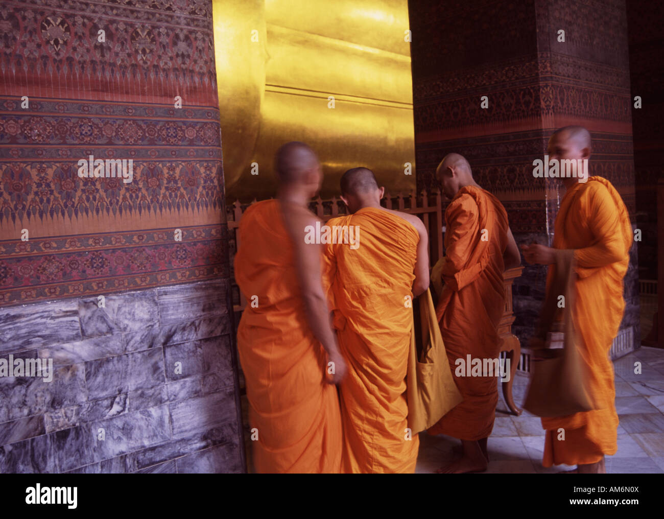 Mönche im Wat Po Tempel in Bangkok, Thailand 2007 Stockfoto