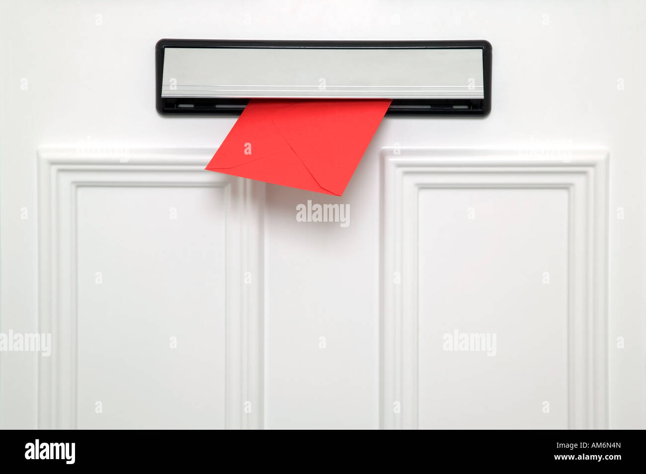 Roten Buchstaben kommt durch eine Chrom-Briefkasten auf eine weiße Tür könnte ein Valentinstag Weihnachten Geburtstag oder andere Glückwunschkarte Stockfoto