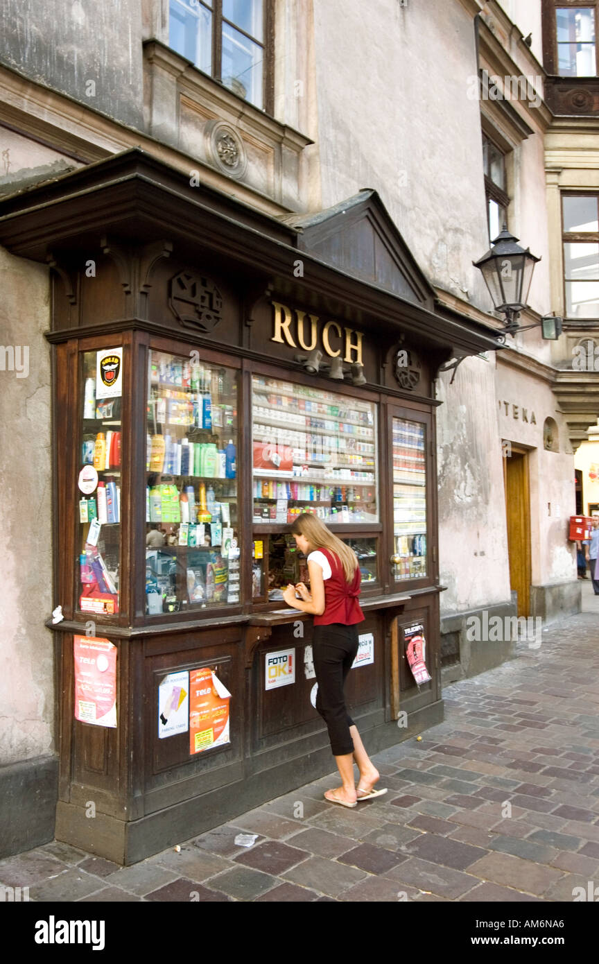 Zigaretten und Süßigkeiten zum Verkauf an Old fashioned Straße Kiosk Krakau Polen Stockfoto