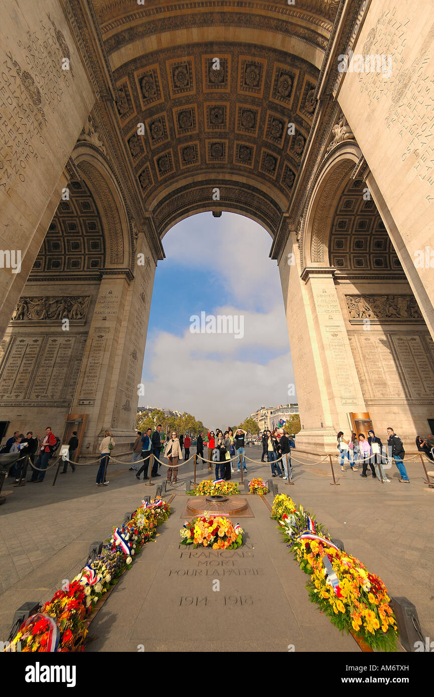 Grab des unbekannten Soldaten auf dem Arc de Triomphe in Paris, Frankreich Stockfoto