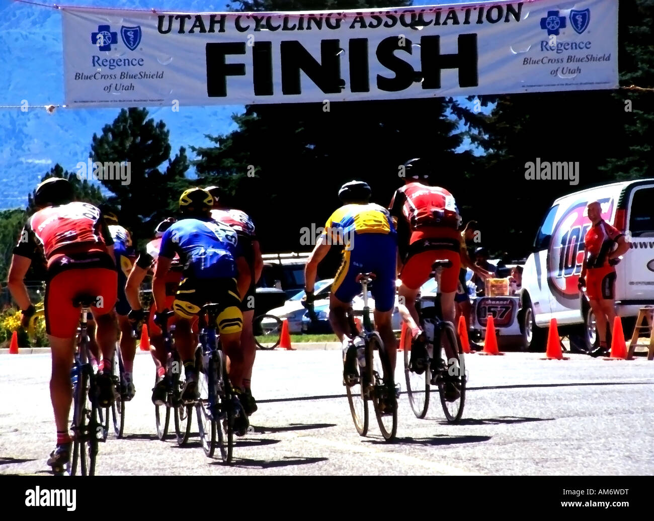 Heiß und müde Radfahrer kommen bis zum Ende ihrer Rasse auf einem heißen Julimorgen in Salt Lake City, Utah, USA. Stockfoto