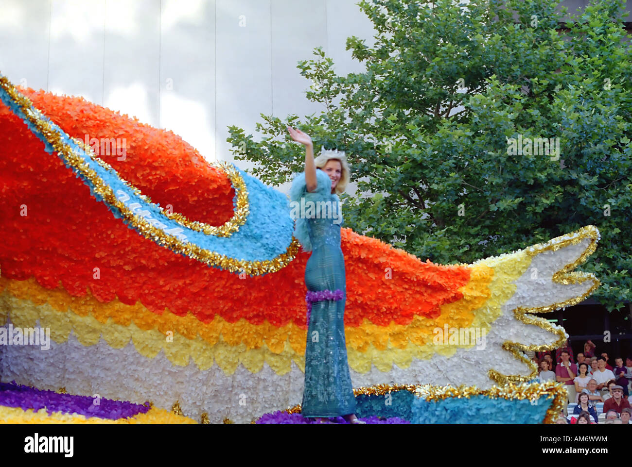 Miss America 1985, Sharlene Wells, Wellen, wie sie auf einem Schwimmer auf der lokalen Pioneer Day Parade in Salt Lake City, Utah, USA posiert. Stockfoto