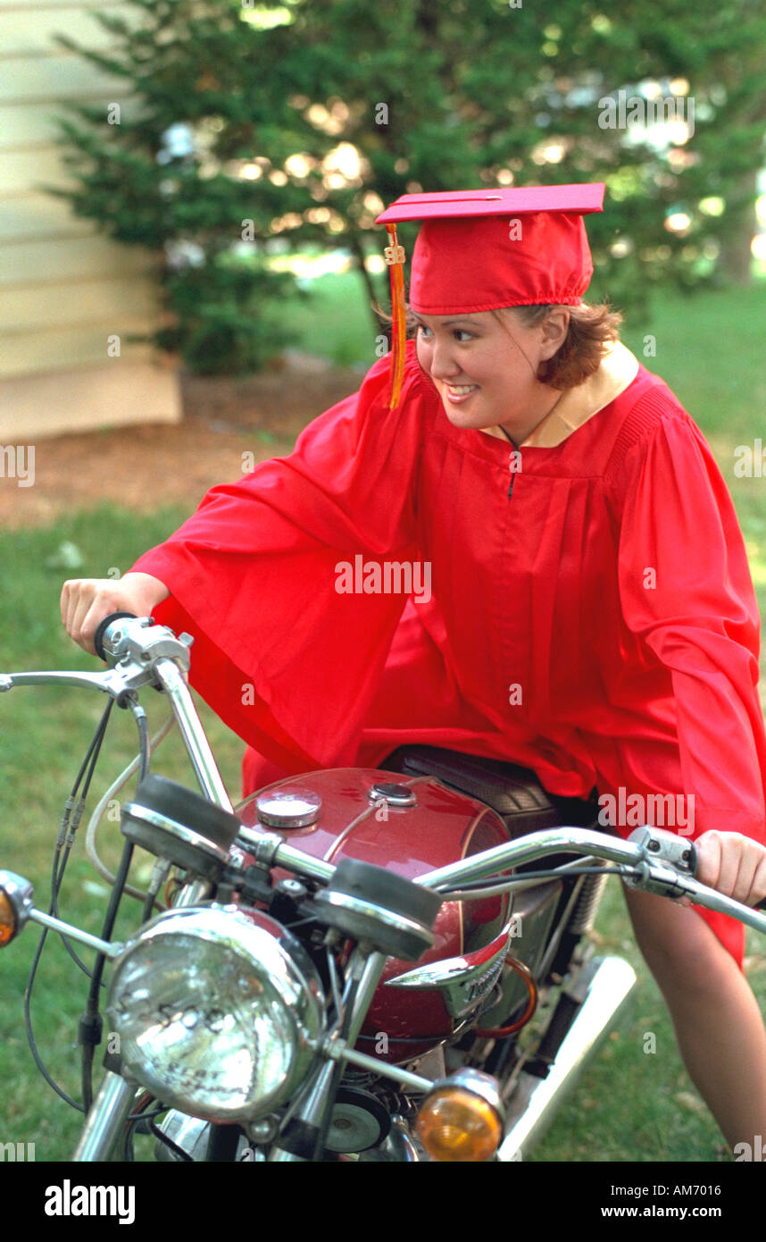 Dipl.-rote Mütze und Mantel Alter 18 sitzen auf ihrem Motorrad. Elkhart  Indiana USA Stockfotografie - Alamy