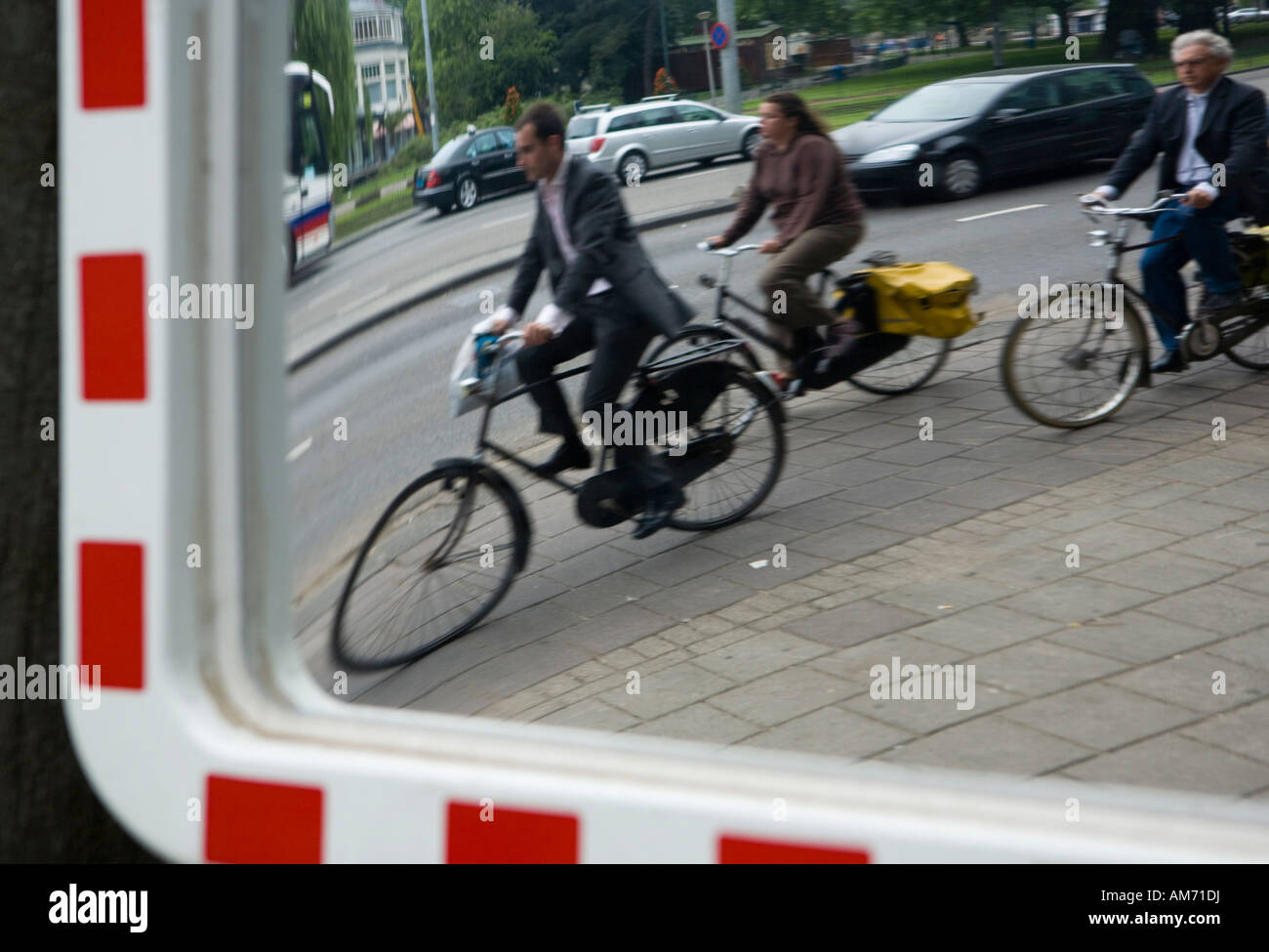 Radfahrer in einem Spiegel, Amsterdam, Niederlande Stockfoto