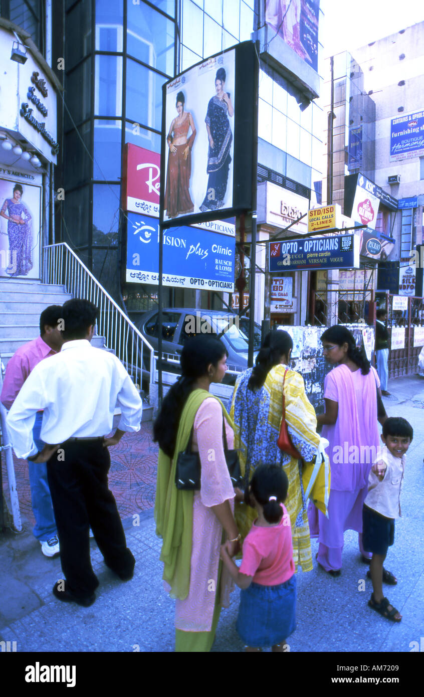 Indien Karnataka Bangalore Mahatma Gandhi Road Geschäfte Einkaufen Menschen Stockfoto