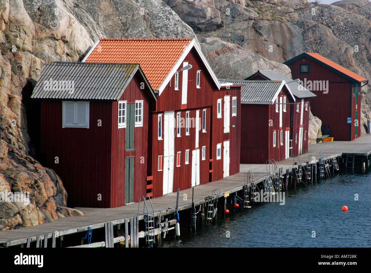 Berühmten farbenfrohen Hausboote im Hafen von Smoegen in Schweden - Smoegenbryggan, Smoegen in der Nähe von Kungshamn, Bohuslaen, Vaestra Stockfoto