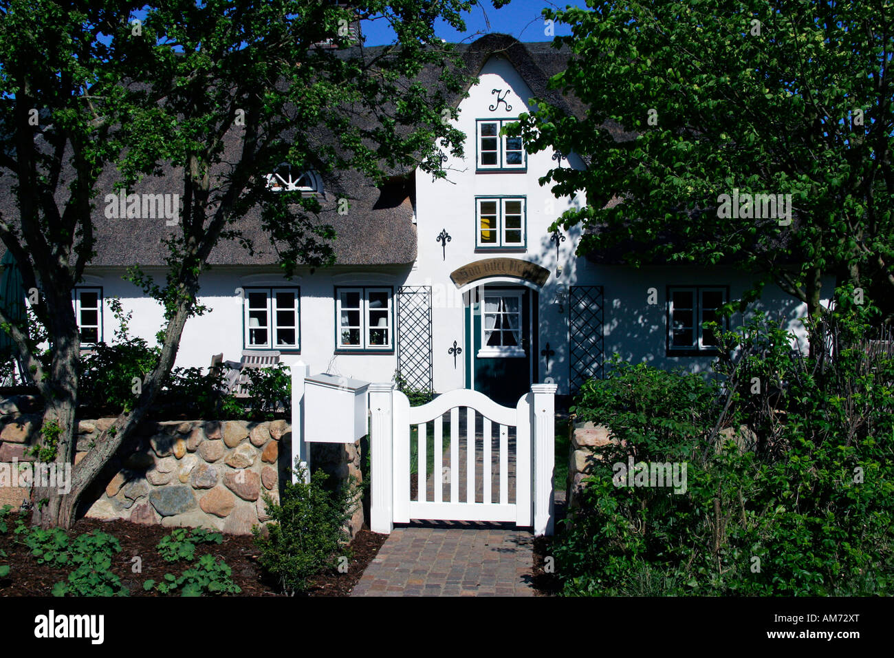 Alten friesischen Haus mit strohgedeckten Dach - friesische Ferienhaus - Nebel, Insel Amrum, Nordfriesland, Schleswig-Holstein, Deutschland, Eur Stockfoto