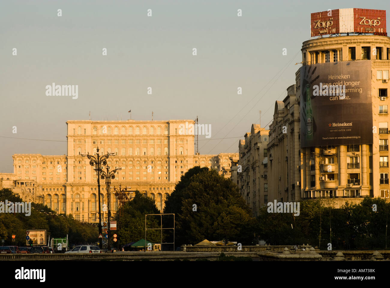 Riesige Wohnblocks und Heineken Anzeige, auf der Suche nach unten Boulevard Unirii in Richtung der Palast des Parlaments, Bukarest, Rumänien Stockfoto