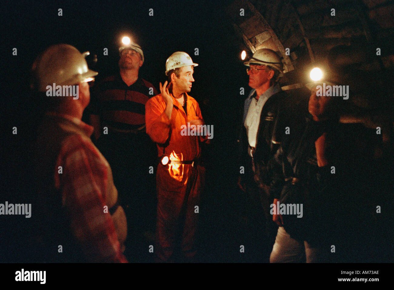 Besucher mit Guide unterirdisch an die Big Pit National Mining Museum von Wales Blaenavon UK GB Stockfoto