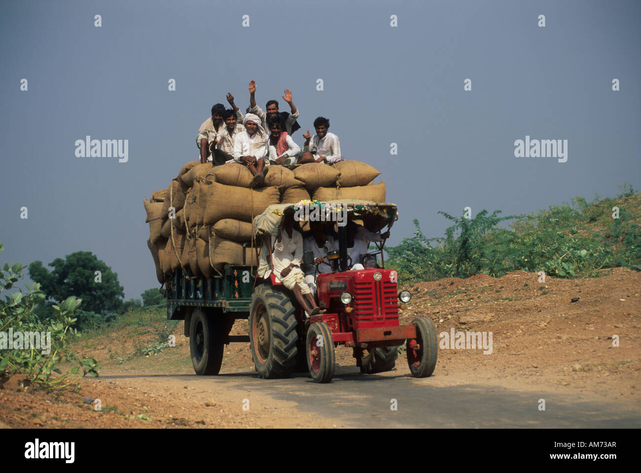 Indische Landarbeiter auf Traktor, Ranthambore Nationalpark, Rajasthan, Indien Stockfoto