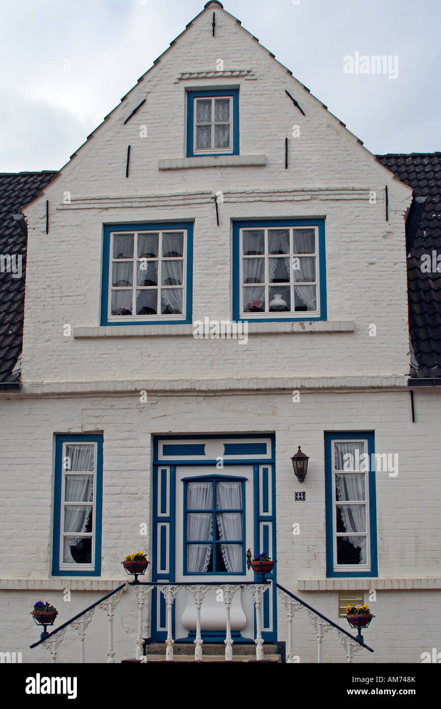 Historischen Altbau mit Holz Haustür - dekorative Eingangstür - Tönning, Nordfriesland, Schleswig-Holstein, Deutschland, Eur Stockfoto