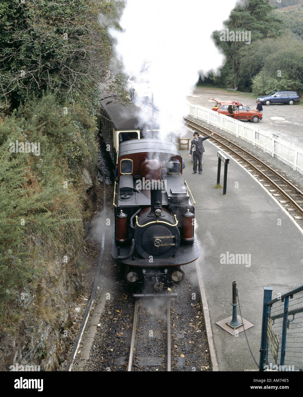 Eine wieder-Eisenbahn Zug an Tan Y Bwlch Station in der Nähe von Rhyd, Snowdonia, Nordwales. Stockfoto