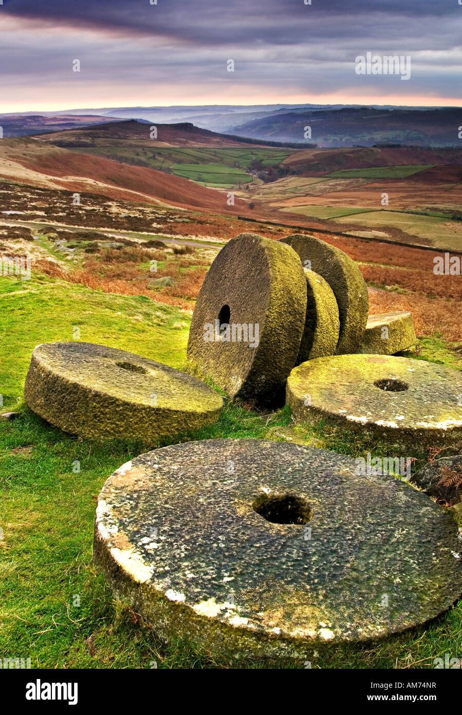 Verlassene Mühlsteine unter Stanage Edge bei Sonnenaufgang, in der Nähe von Hathersage, Peak District National Park, Derbyshire, England, Vereinigtes Königreich Stockfoto