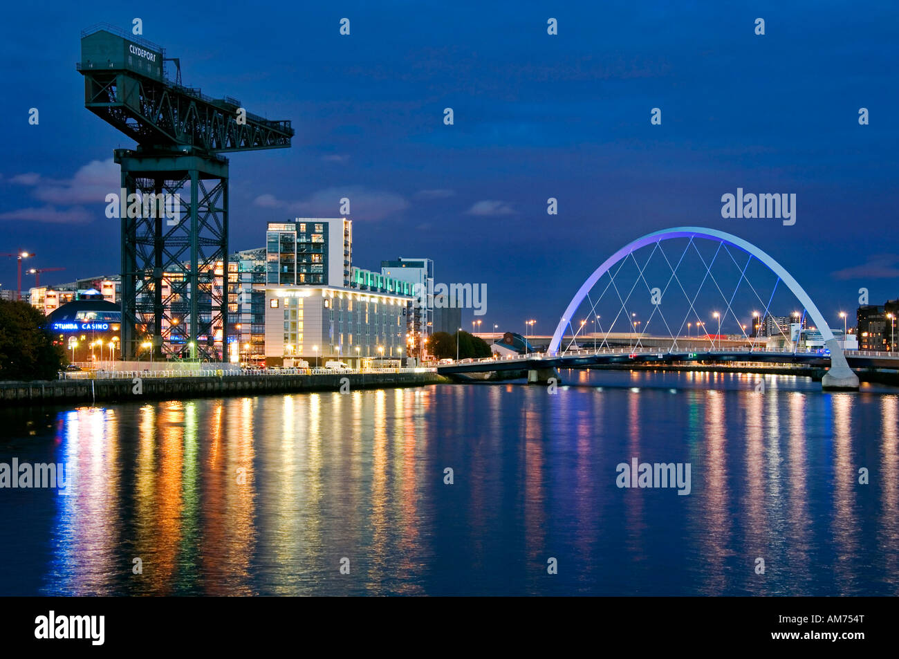 Der Fluss Clyde, Finnieston Kran, India Quay & Clyde Arc Bridge bei Nacht, Glasgow, UK Stockfoto