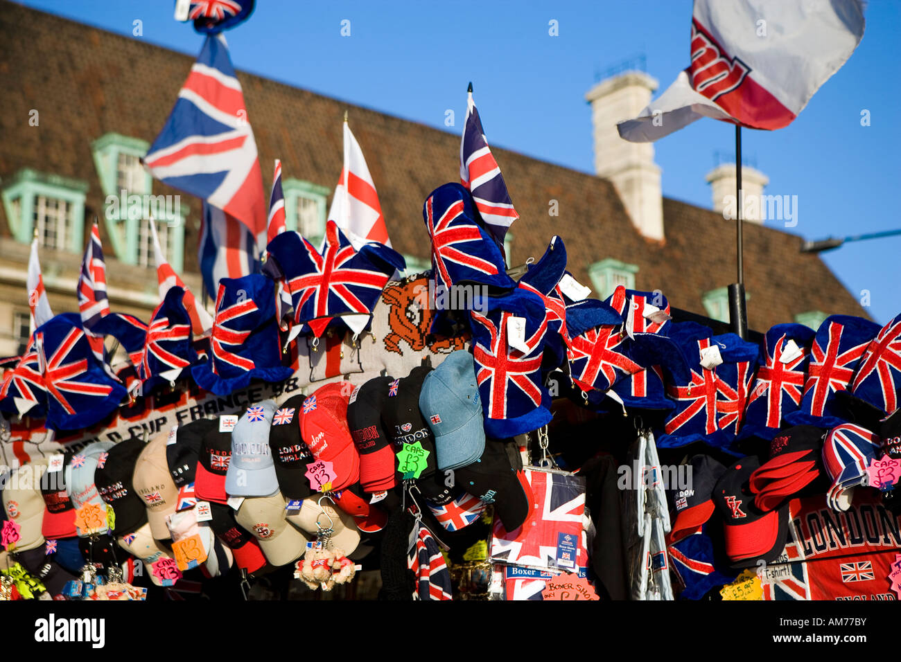 London, England und britische Erinnerungsstücke und Andenken einschließlich Kappen. Fahnen und t-shirts Stockfoto