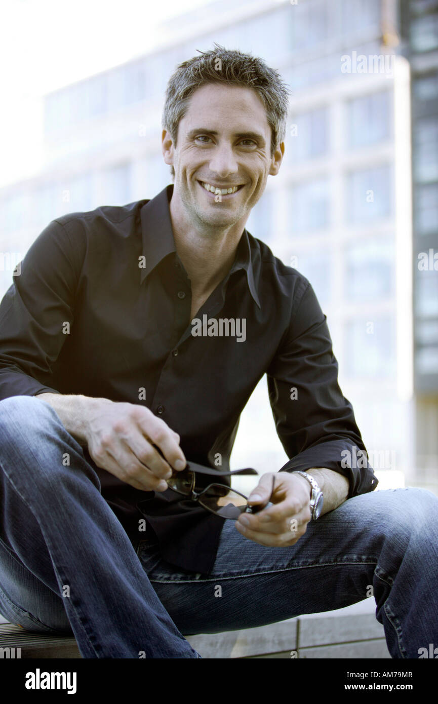 Mann im schwarzen Hemd mit Brille Stockfoto