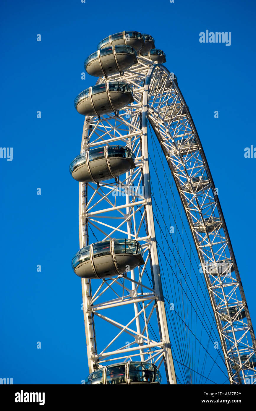 London Eye Riesenrad mit einem strahlend blauen Himmel Stockfoto