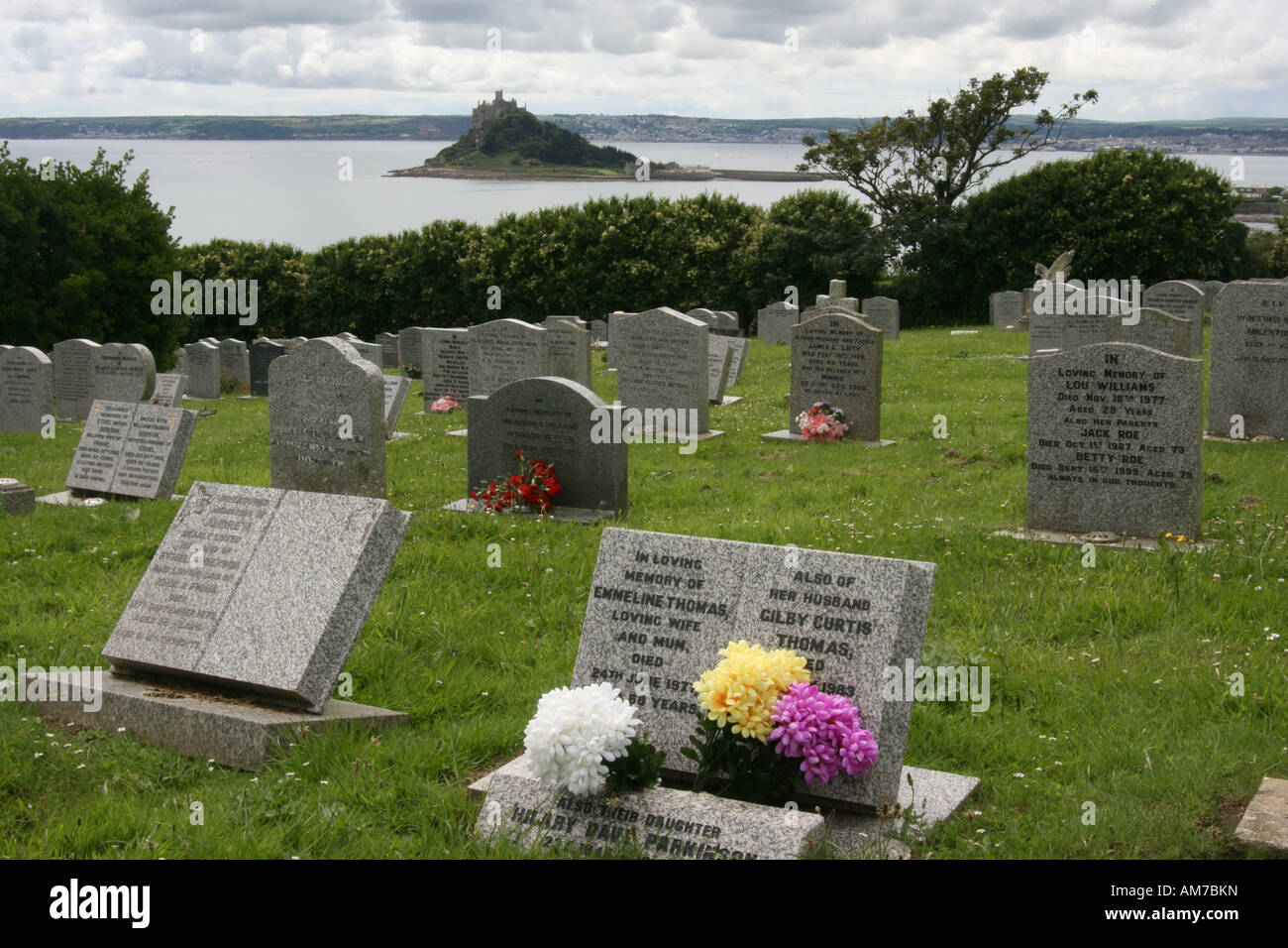 Gräber auf dem Friedhof, Blick auf St. Michaels Mount, Marazion, Cornwall, Großbritannien Stockfoto