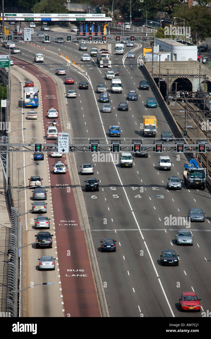 Überblick über einen geschäftigen Multi-spurige Autobahn in Sydney Australia Stockfoto