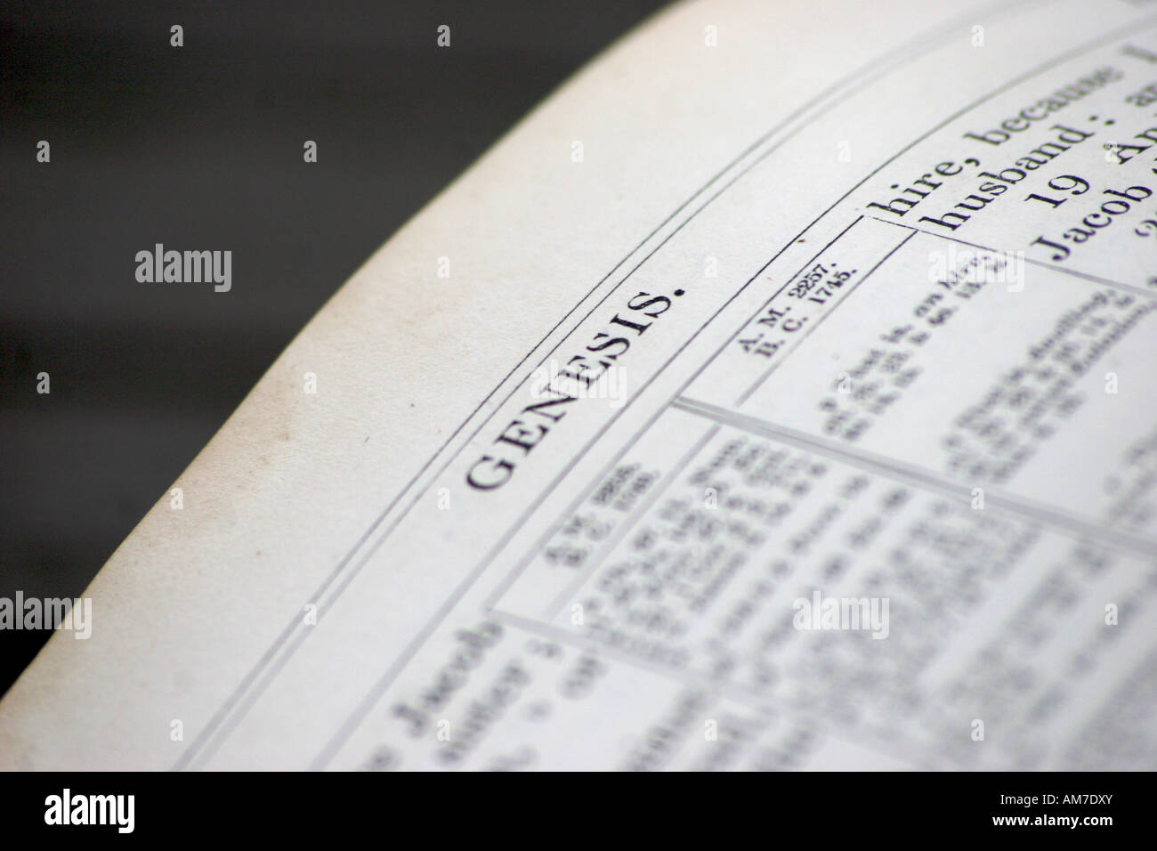 Das Buch der Genesis - eine Nahaufnahme Makroaufnahme einer Seite aus einem alten Familienbibel. Stockfoto