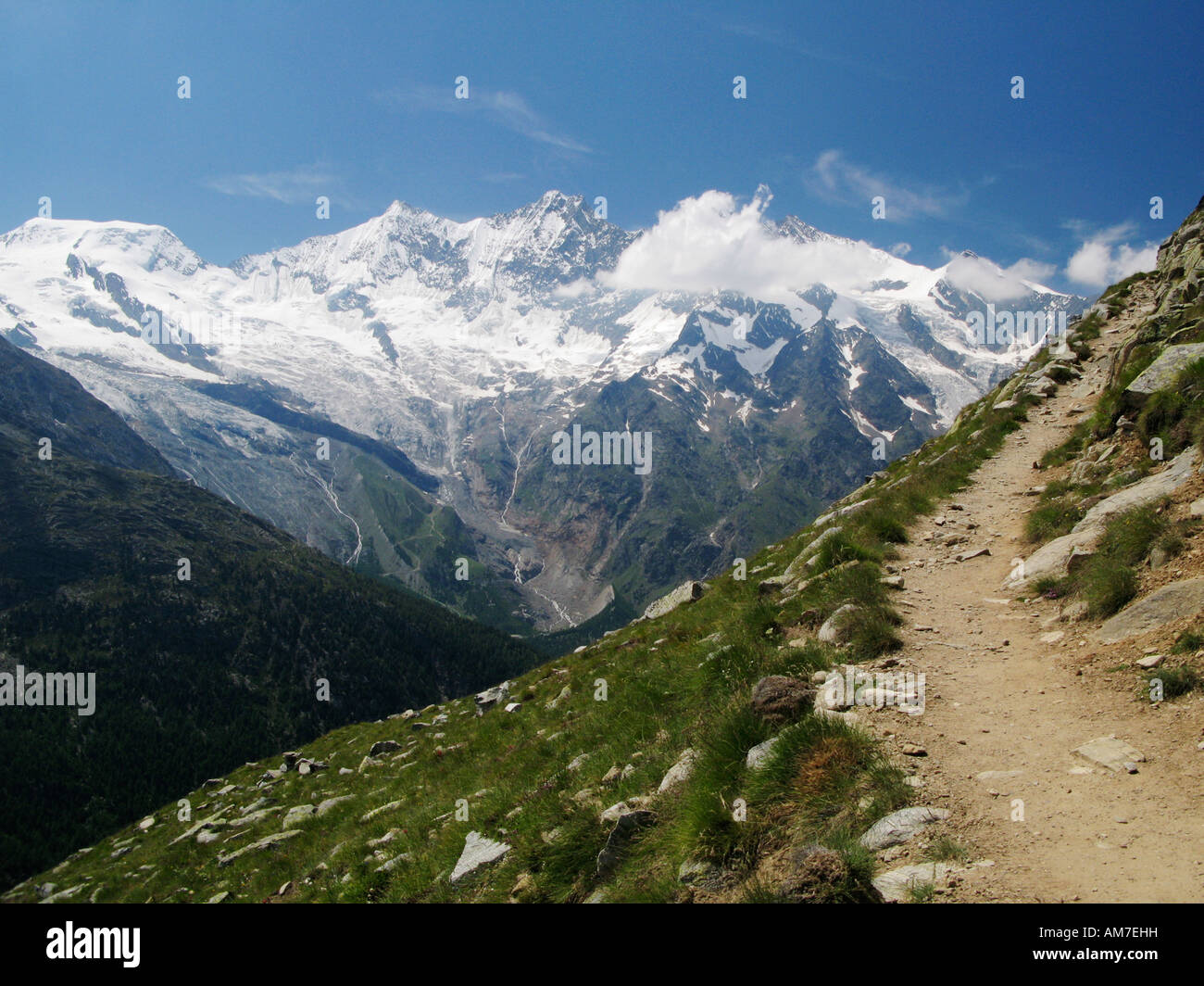 Wanderweg oberhalb von Saas-Fee, Schweiz Stockfoto