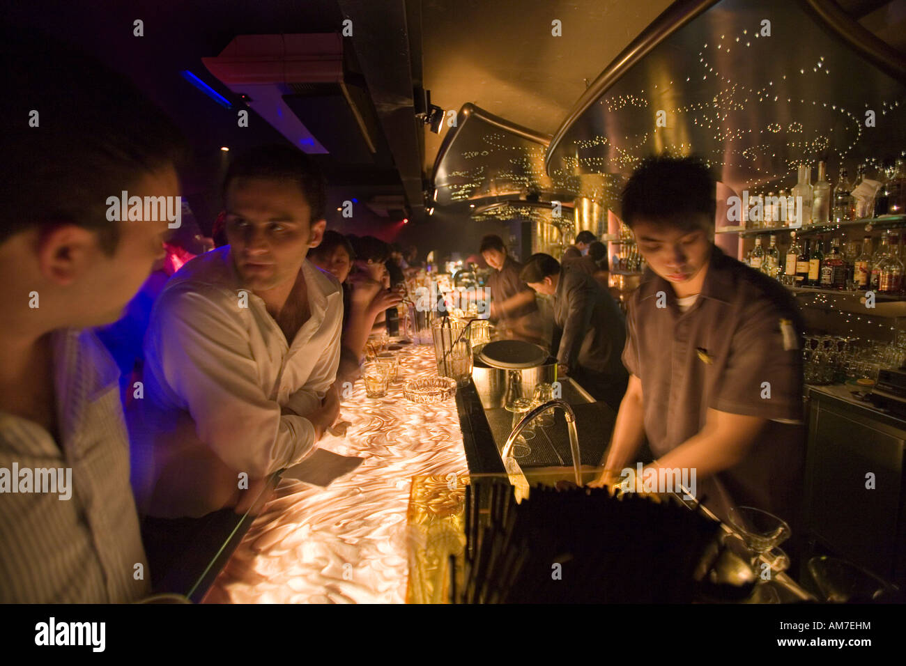 DJ in Zouk Club in Singapur dreht für eine fertig Masse Stockfoto