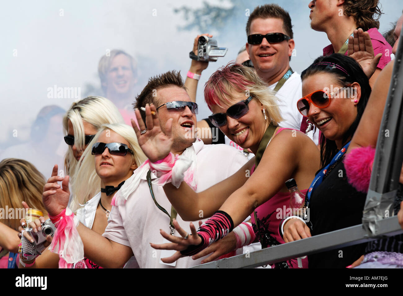 Tanzende Menschen auf einem LKW, Loveparade 2007, Essen, NRW, Deutschland Stockfoto