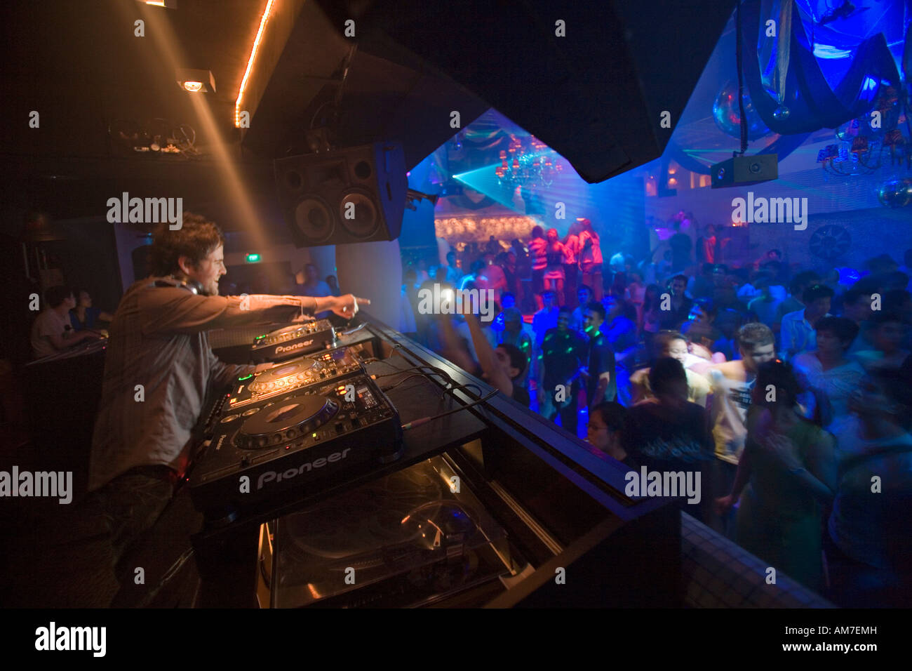 DJ in Zouk Club in Singapur dreht für eine Menge bereit. Stockfoto