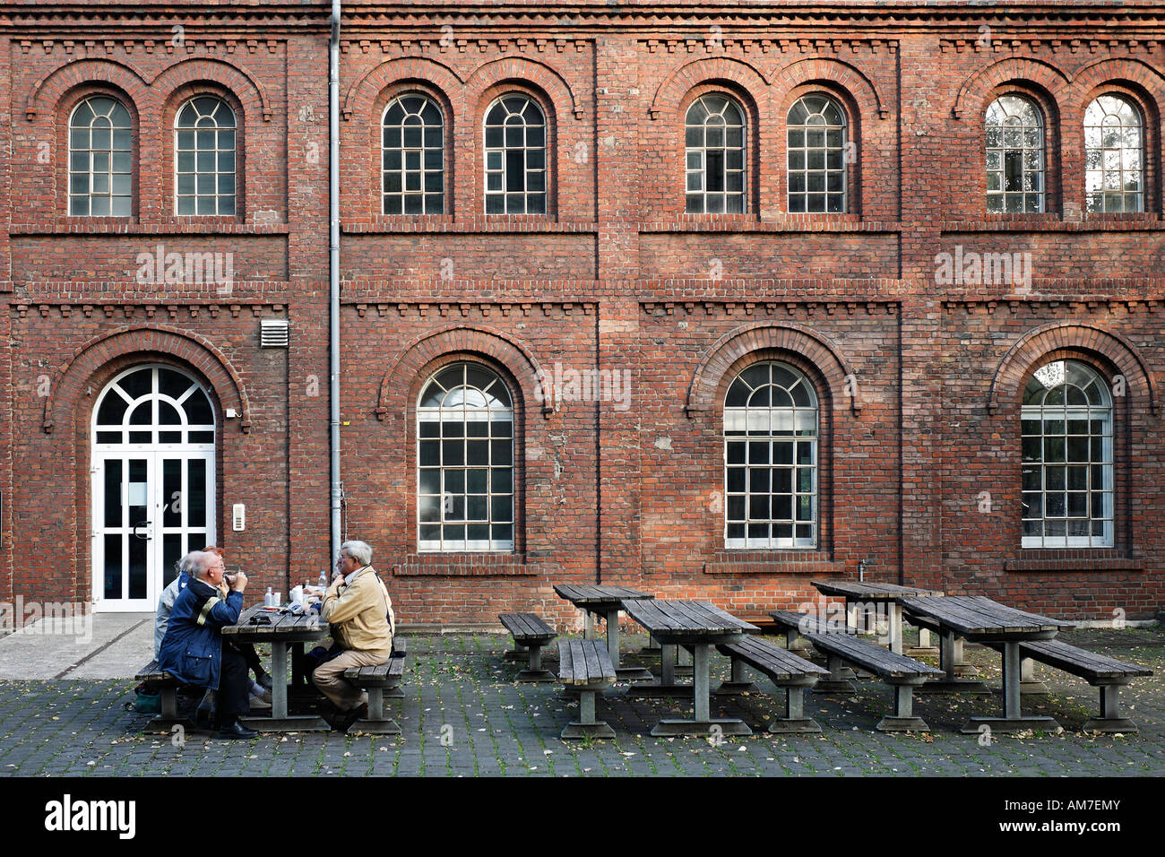 Picknick der Senioren vor dem Depot des ehemaligen Hochofens von Thyssen in Meiderich Landschaftspark Duisburg- noch Stockfoto