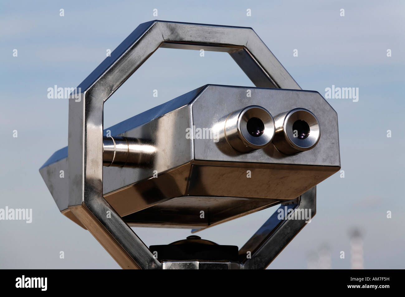 Modernes Münz-Teleskop, Aussichtsterrasse, Flughafen Düsseldorf, NRW, Deutschland Stockfoto
