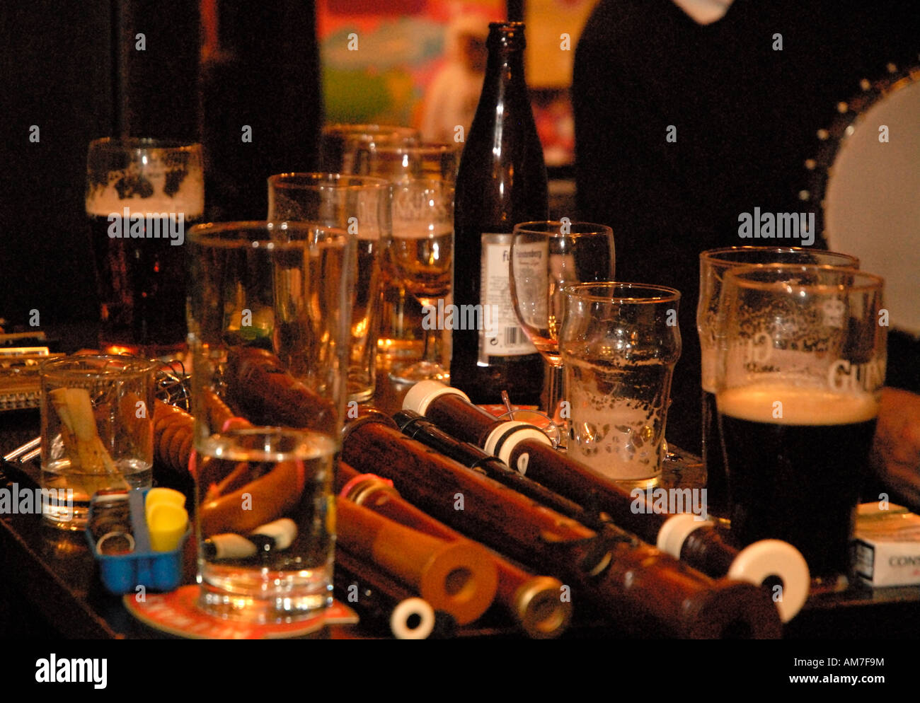 Sandys Glocke Volksmusik Sitzung Edinburgh Schottland - Musikinstrument und Pint auf Biere auf Tisch Stockfoto