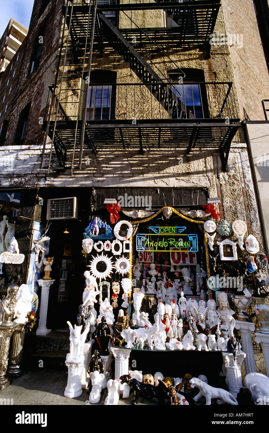 Italienische Souvenir-Shop, altes Haus mit Feuerwehrleitern, Greenwich Village, New York City, USAi Stockfoto