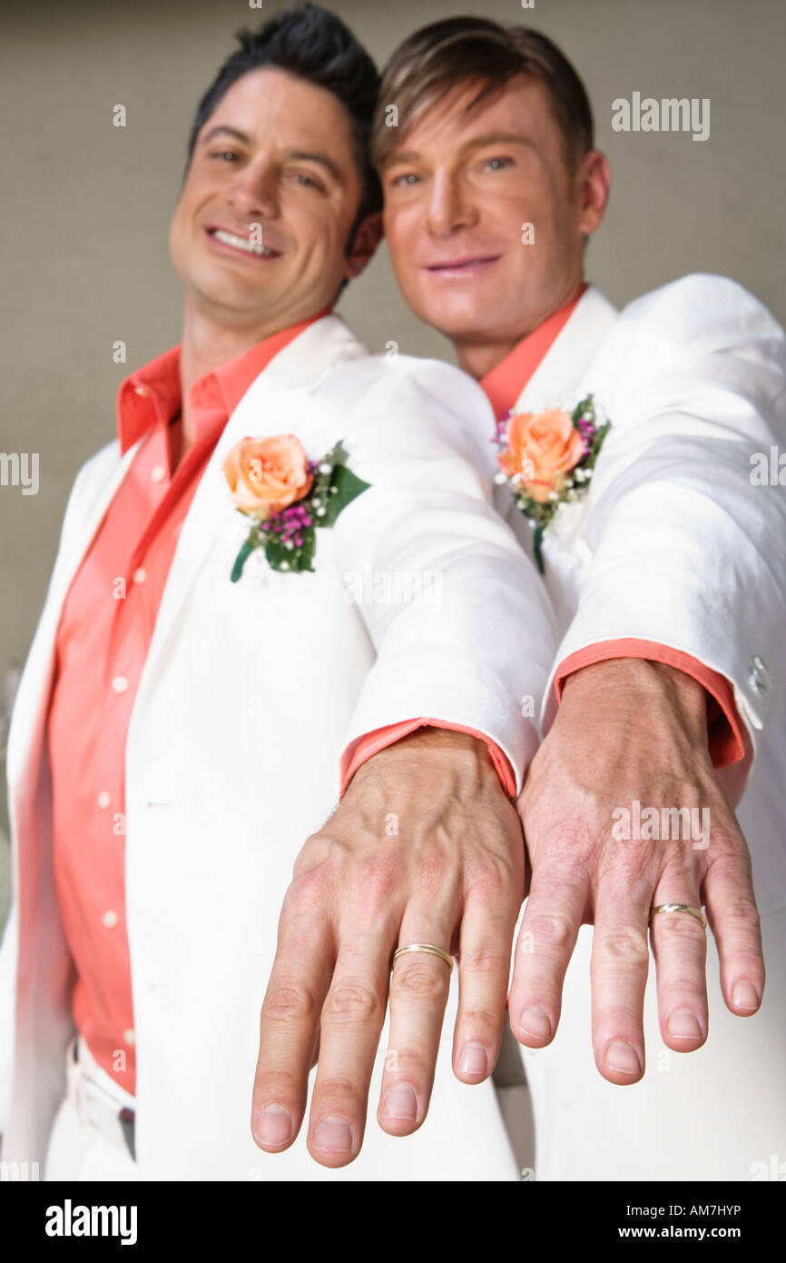 Gay paar Trauringe zeigen Stockfoto